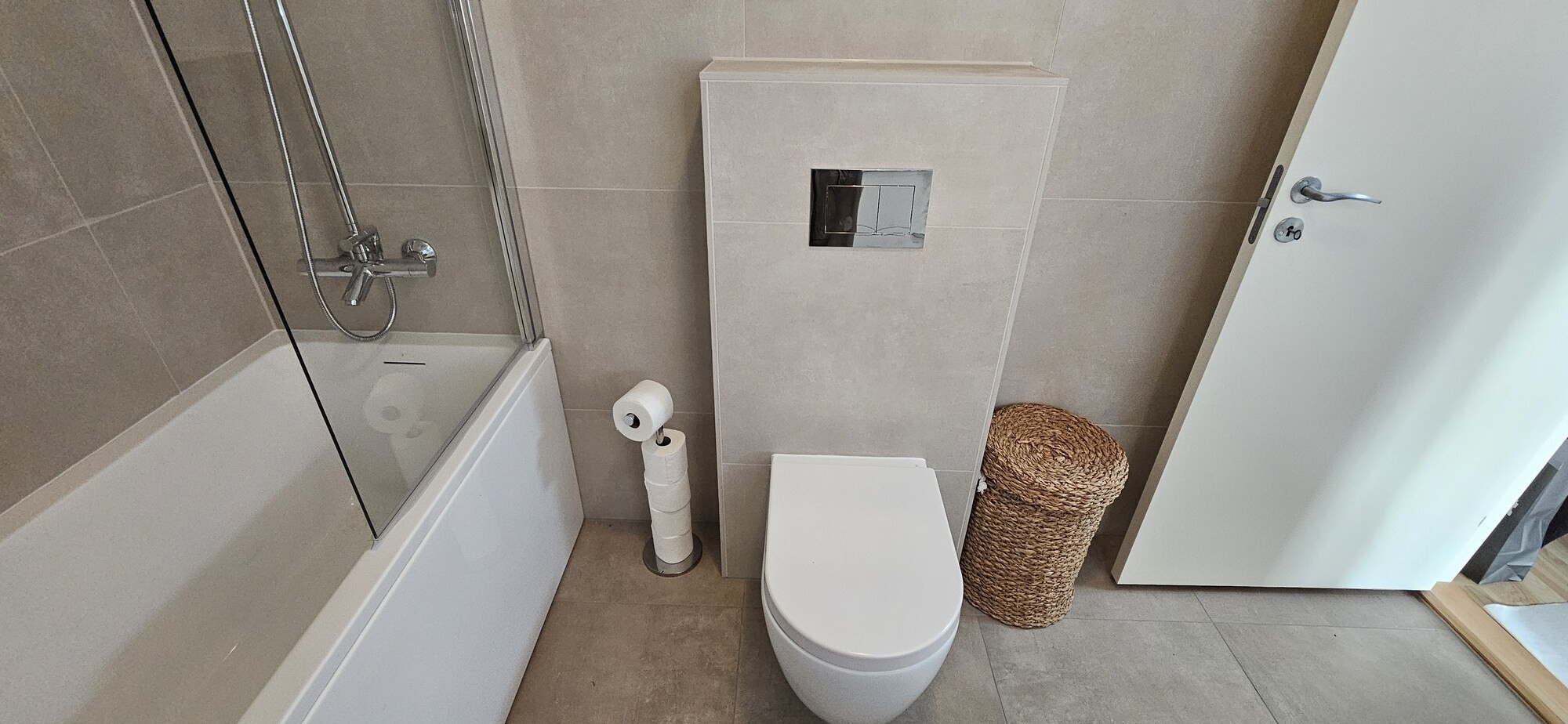 Toilet og badekar i beige betonlook