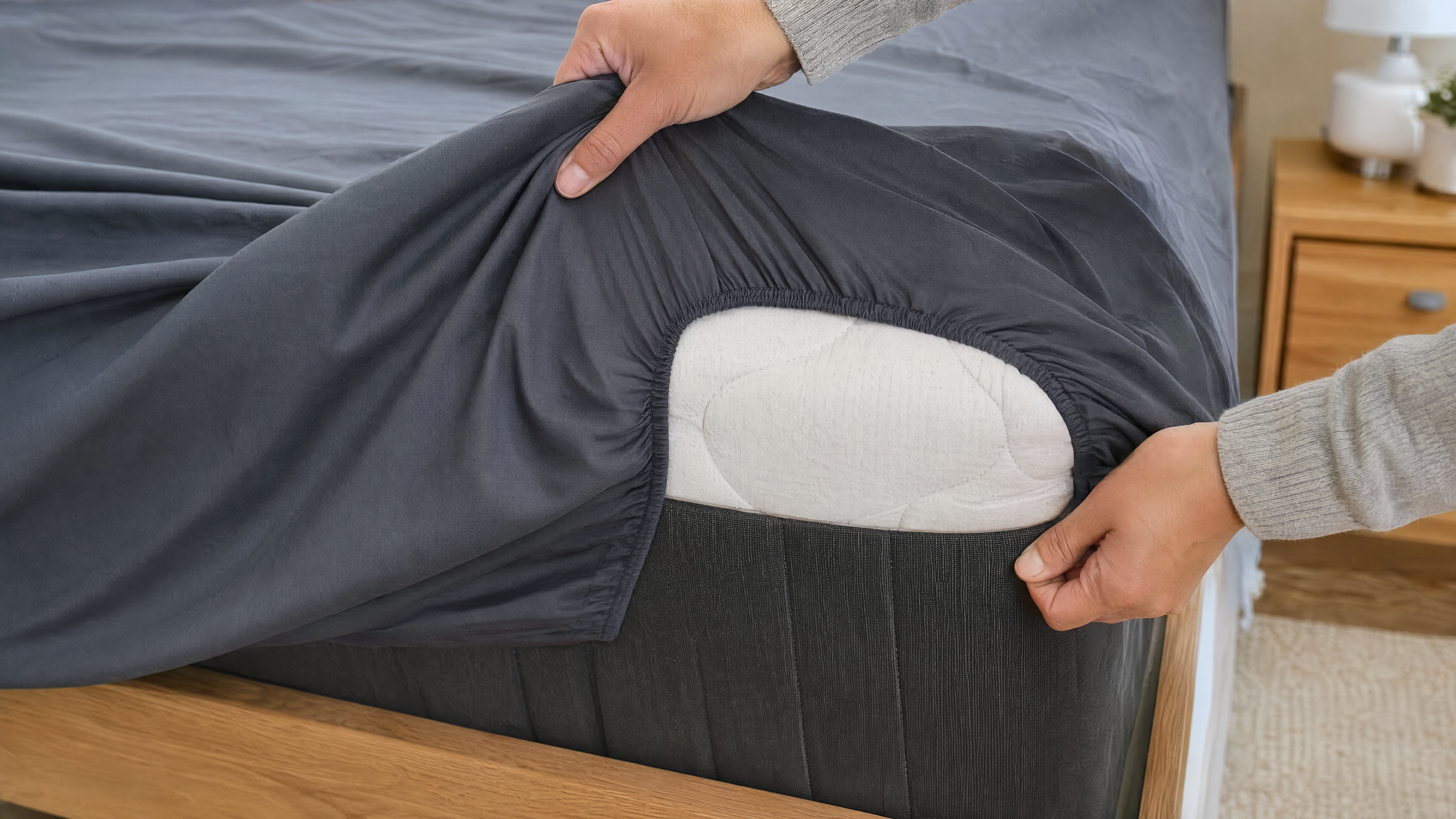 Deep pocket fitted sheet with full-perimeter elastic gripping mattress corner
